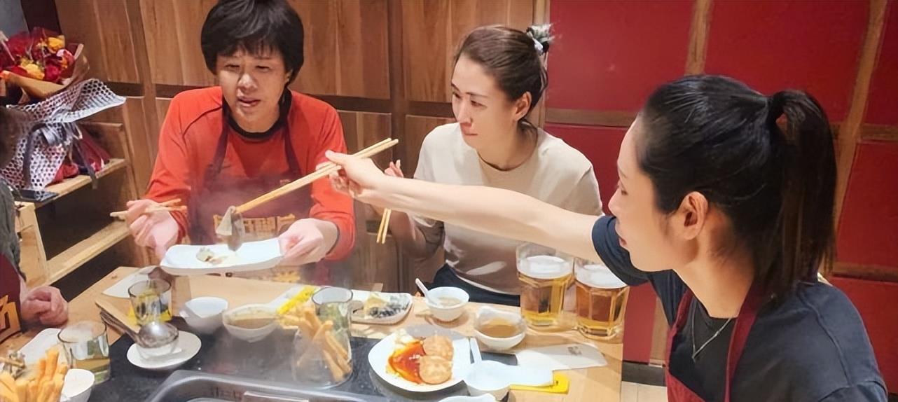 穿衣搭配 郎平带女儿和朱婷聚餐，T恤配短发精神抖擞，女儿和妈妈气质真像