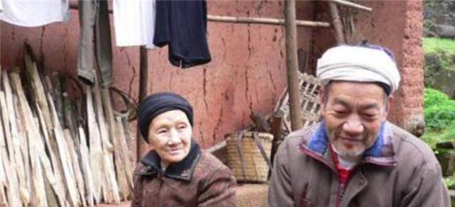 19岁小伙带29岁寡妇私奔,隐居深山50年,丈夫为爱凿出6208节天梯