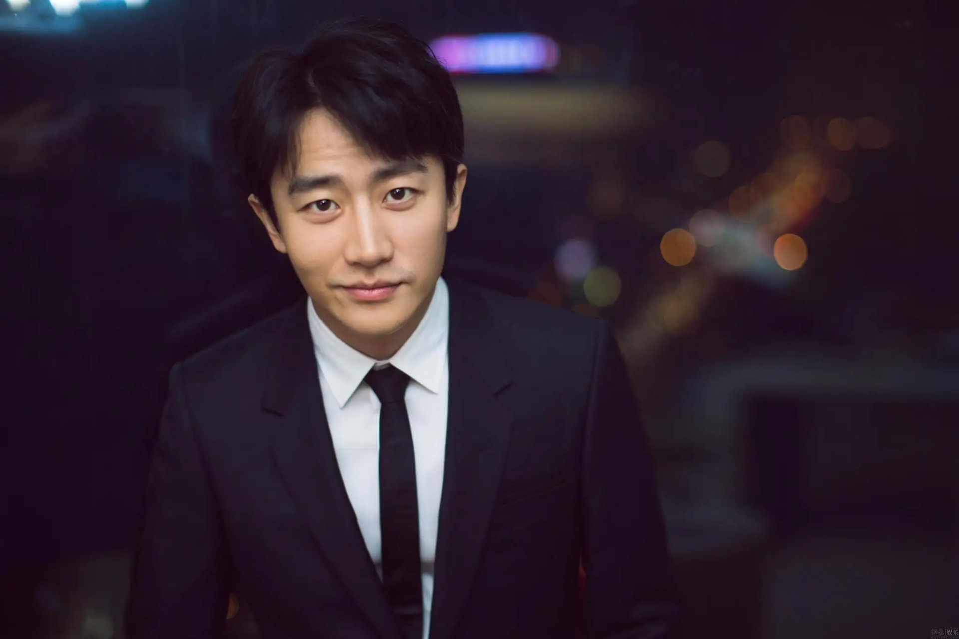 黄轩|?黄轩携女友现身!女方苗条素颜似巩俐,此前被曝收天价彩礼将成婚!