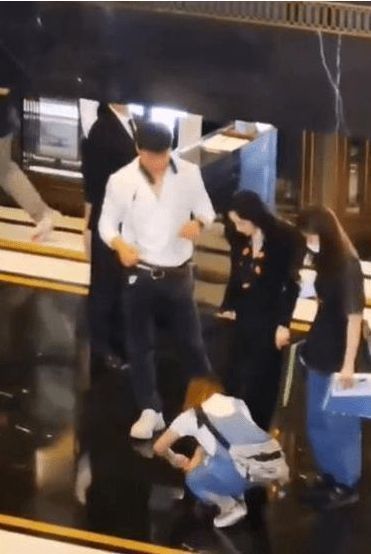 杨幂|《花少4》现身常德，杨幂举动惹争议，不与店家打招呼被指没礼貌