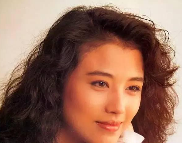 周海媚|56岁演员周海媚拍写真:五官在线,皮肤紧致无赘肉,腰部弧线优美