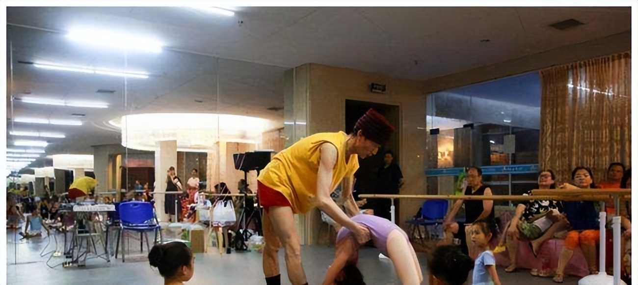 杨丽萍|从杨丽萍的爱徒，到生活要靠学生家长照顾的巨婴，郭冷经历了啥？