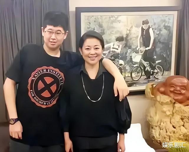 毛衣 倪萍脸部浮肿，嘴唇变厚，夏天穿毛衣，网友说：健康方面有问题？