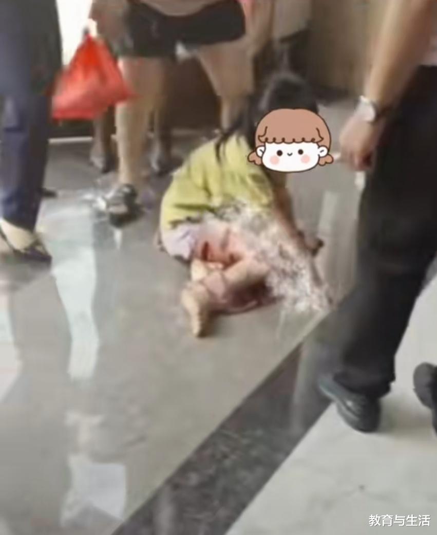 小女孩被狗追着着咬，被送到物业办公室狗仍然扒门欲闯入