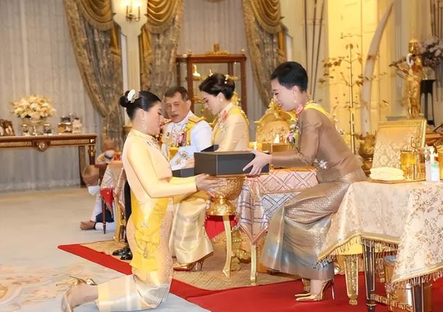 苏提达|帕公主同台合影苏提达，坐上提帮功储君位，思蕊梵出镜下跪长姐