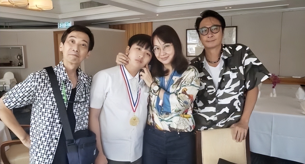 费曼|60岁吴镇宇庆祝21周年结婚纪念日，费曼晒全家福，妈妈罕见出镜