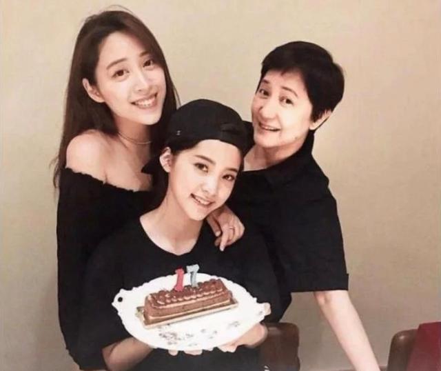 傅娟|为生儿子怀孕7次流产4次，原谅丈夫出轨，欧阳娜娜的妈妈有多狠？