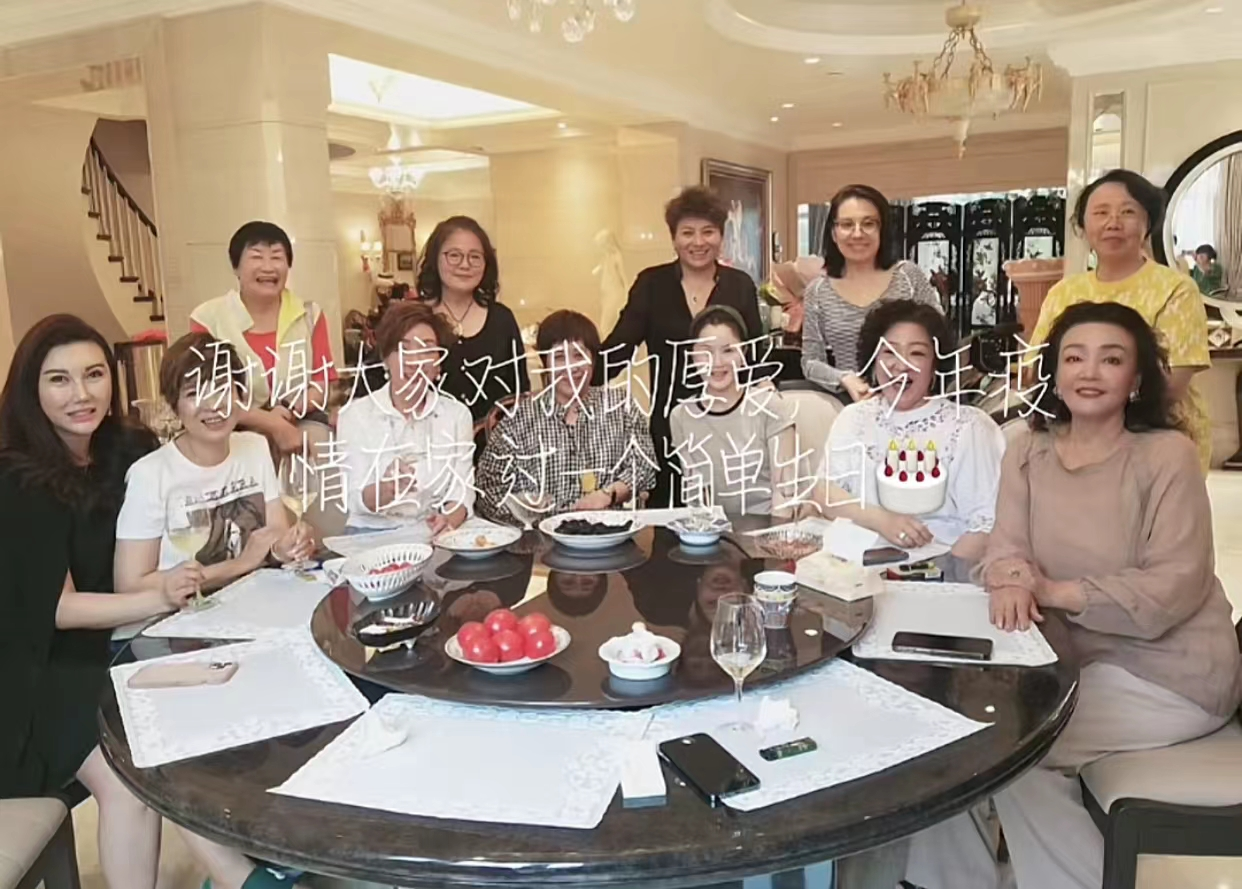 街拍|老牌歌手到富婆家聚餐,54岁任静仍似少女,董文华C位合照抢眼