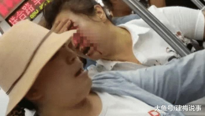 地铁一大妈因座位咒骂：你肚里孩迟早要掉！结果被孕妇扔保温杯砸破头