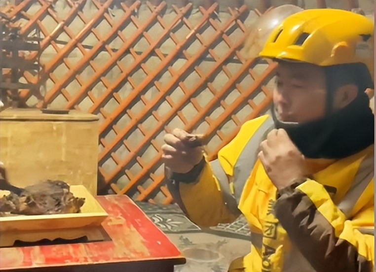 宝鲁日:草原第一美男子,点外卖火爆全网,他到底有多壕?