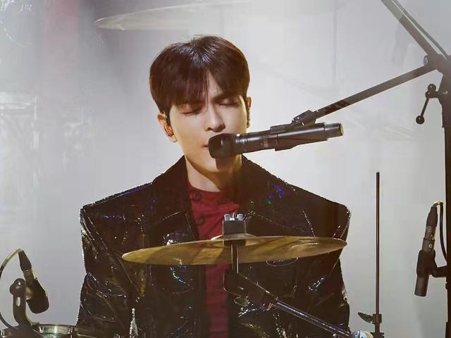 春晚|央视虎年春晚：萧敬腾刘涛王嘉尔毛晓彤亮相彩排现场，群星璀璨