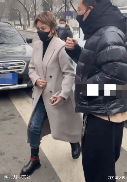 春晚|春晚彩排下班照:马丽穿万元大衣,贾玲又发福了,沈腾神秘未现身