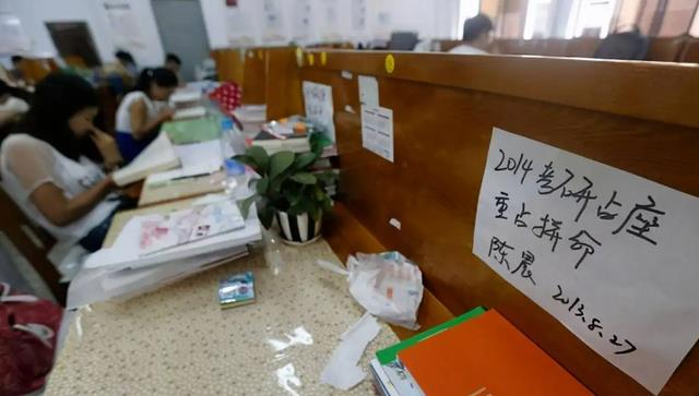 “自习室女生被男生用书砸脸”,网友激动地背后,不是占座的问题
