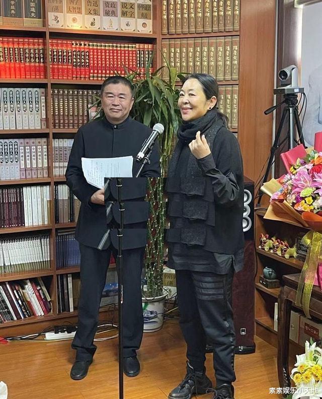 赵忠祥|赵忠祥塑像仪式落成：摆在家中的会客厅内，立雕像供家人朋友悼念