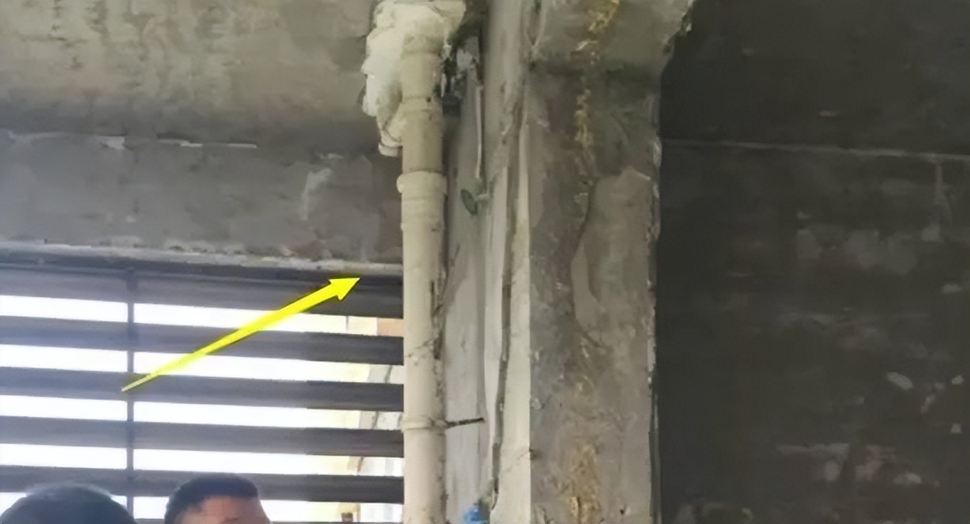 业主自夸下水管处理得很巧妙,而邻居看到直说:你问我了吗?