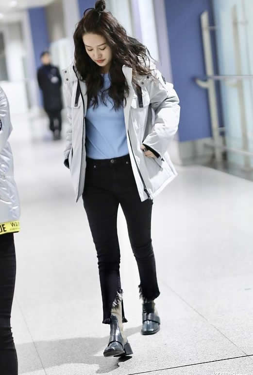 李沁|李沁真心美，穿白色大衣配黑色紧身裤走机场，清爽时尚非常好看