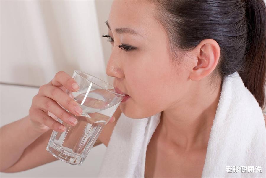医生|空腹喝水危害大？当真比不吃早饭还严重？别再傻傻被骗了
