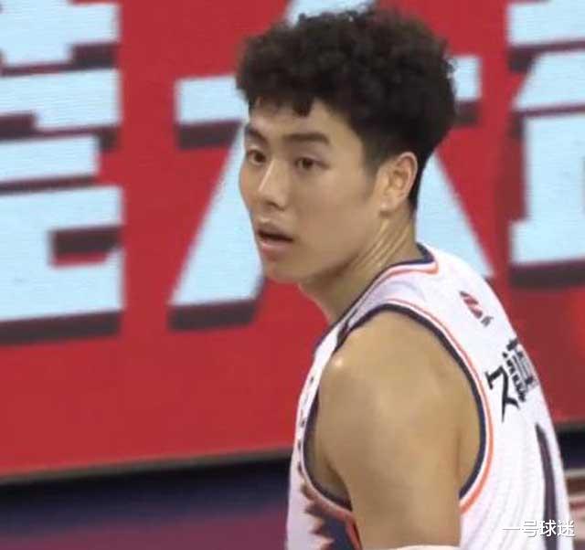 广东男篮|7分优势掀翻广东队！上海新星爆发，王哲林17+8，易建联多次挨帽