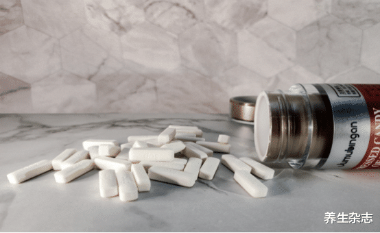 骨质疏松|腰背出现3“异状”，无论男女，多半骨头早已“窟窟窿窿”，趁早检查骨密度