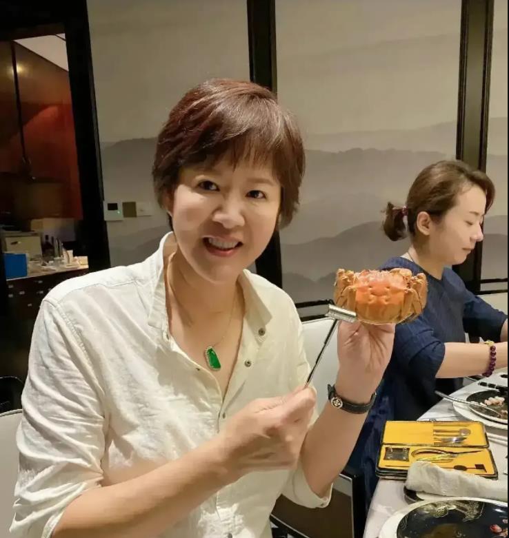 张常宁|一共13人！中国女排第一美女张常宁晒出全家宴，老公吴冠希很帅！