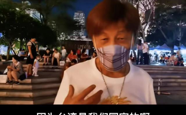 梁小龙|梁小龙现身成都街头,混进广场舞队伍扭腰摆胯,网友调侃:老顽童