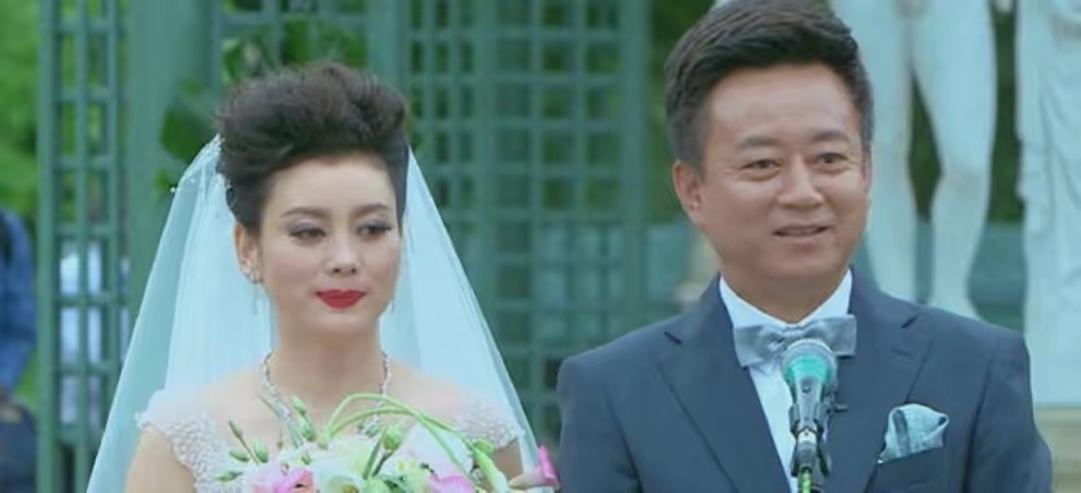 徐冬冬|谭梅与老公合影，57岁朱军发福双下巴明显，俩人贴着肩膀甜蜜如初