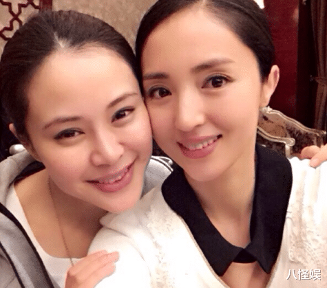 关悦|董璇和闺蜜带孩子看展，关悦俩女儿罕露正脸，老大长发披肩好清纯