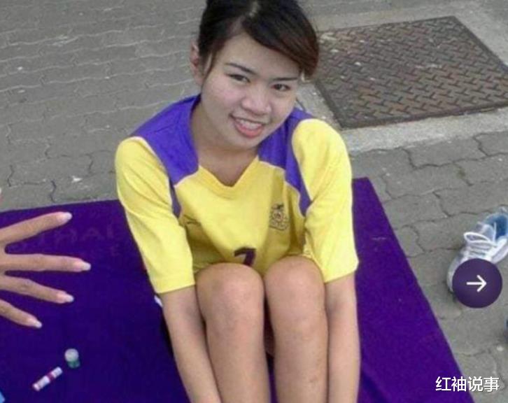 诗妮娜|泰王新女友一脸稚气，“小胡子”实在抢镜，地位一跃超过诗妮娜