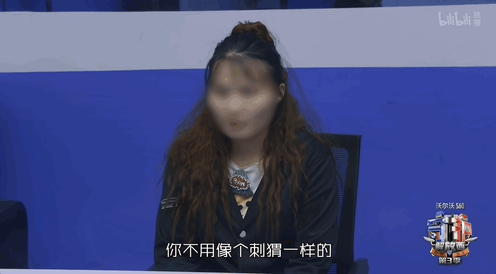 播放破亿,醉酒全裸男子被猥亵,36岁女子犯“花痴”骚扰年轻小伙