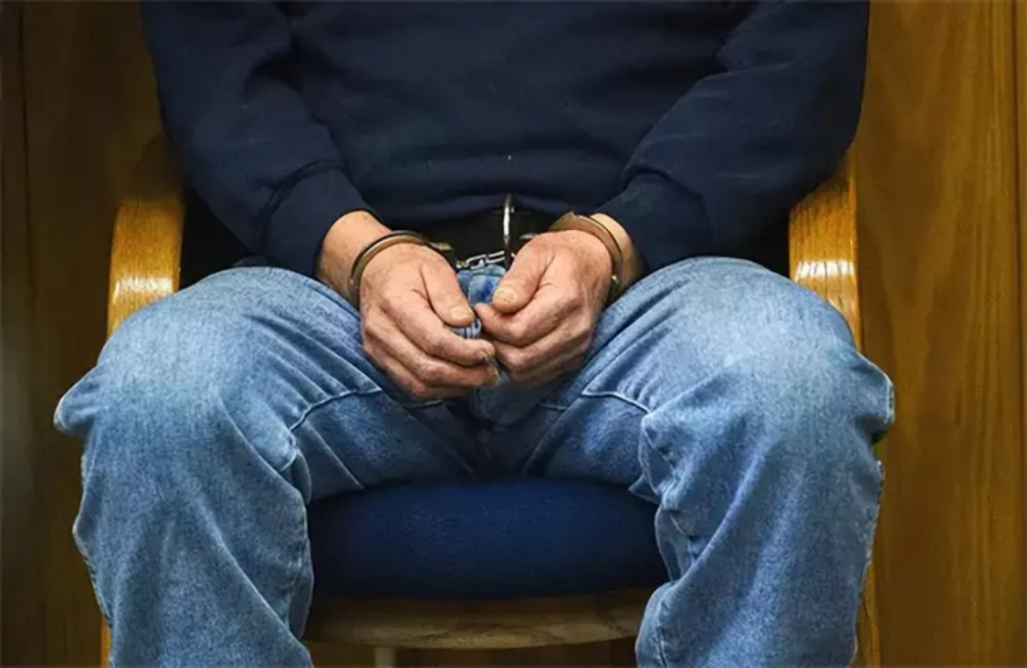 重庆男子散发照片卡片被宾馆老板发现后,嚣张挑衅对方遭报警