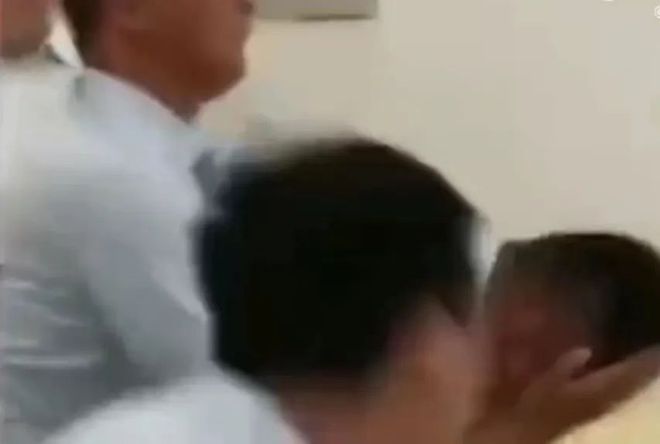 看了珠海被扇耳光的女业主,我才懂日薪208万的明星考编为何众怒