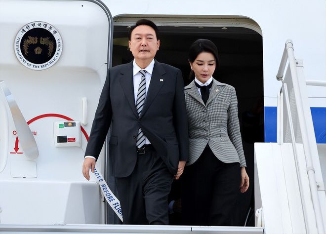 西装 韩国第一夫人用美貌为老公撑门面！穿收腰西装出访加拿大，超拉风