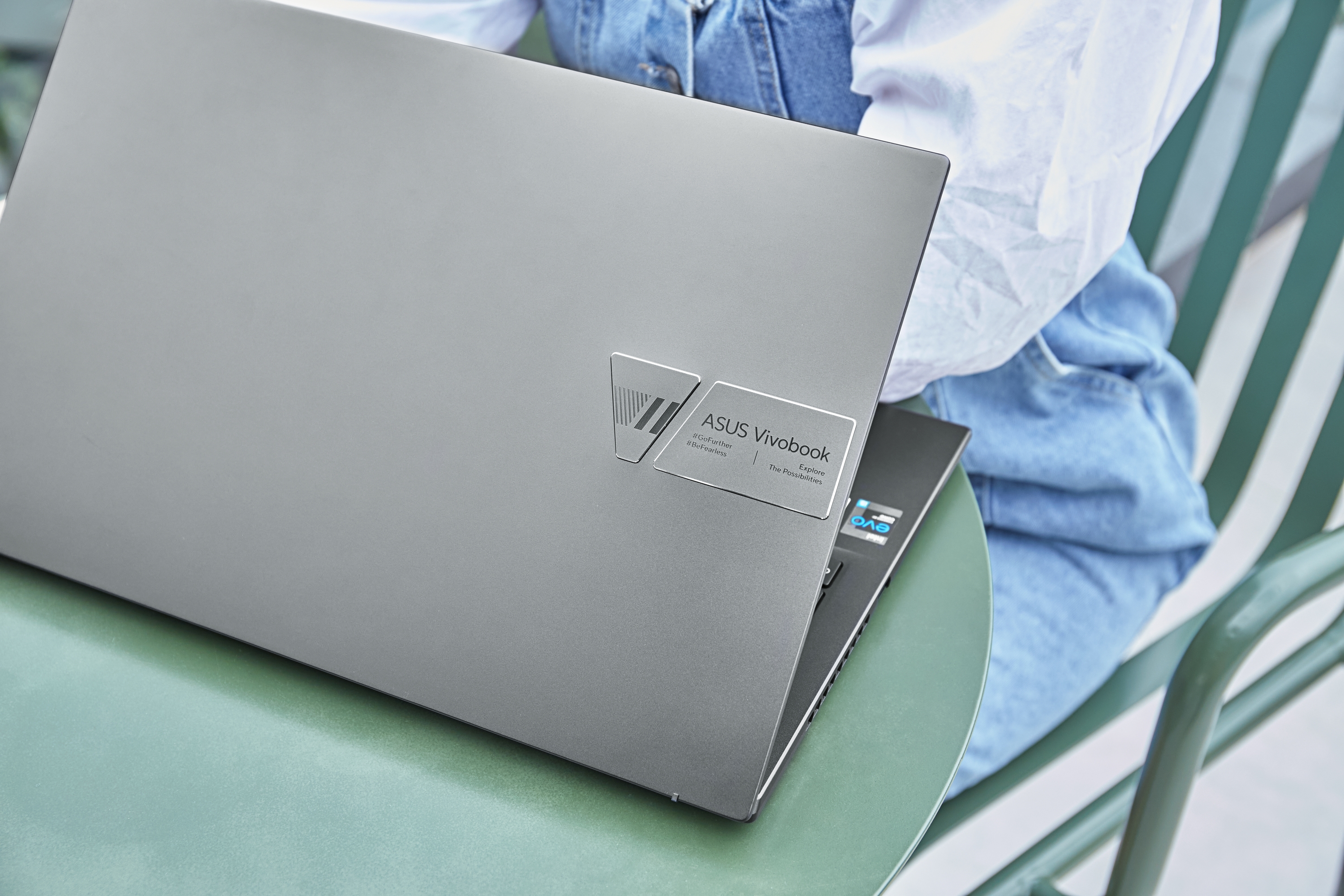 中兴|OLED屏才是未来趋势，2022年购买笔记本看什么？华硕无双才是正解