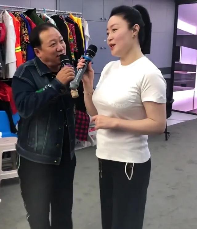 关婷娜|谢广坤脸贴关婷娜身体，亲昵搂肩引争议，网友：小心大拿收拾你