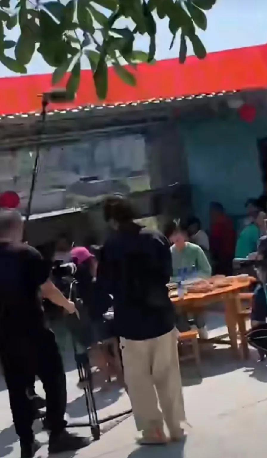 庆贺|好声音梁钰莹回老家摆喜酒庆贺，非常接地气，与众人合影