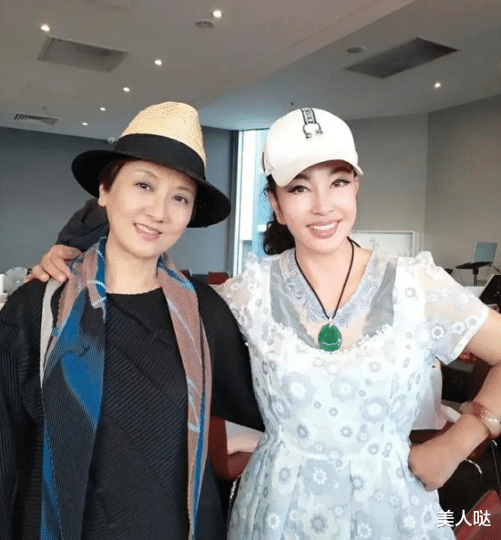 刘晓庆|邓婕自然老去的样子真美!素颜气质犹在,一旁刘晓庆大浓妆也难胜