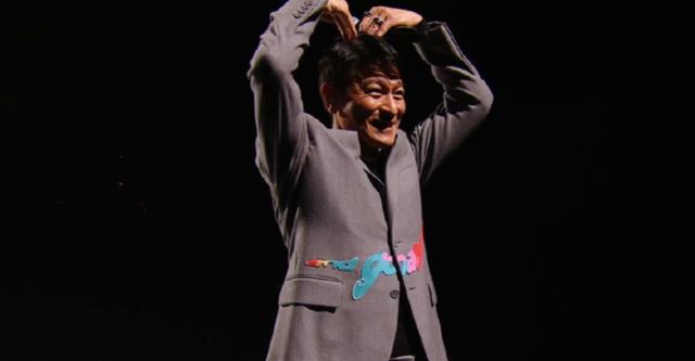 刘德华|刘德华线上演唱会，主持人李好被批不专业，贾玲也跟着上了热搜