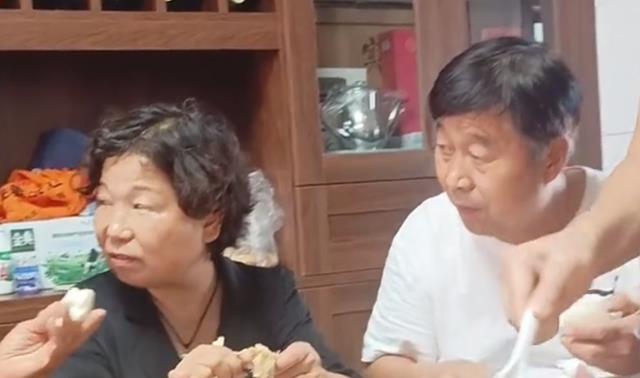 网友看望大娘,画面充满暖意与温馨,结果被质疑是新剧本