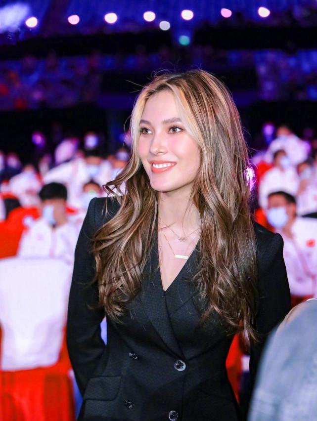 谷爱凌|谷爱凌恋爱了！与1米9白人男友在滑冰场亲吻，是耶鲁大学高材生