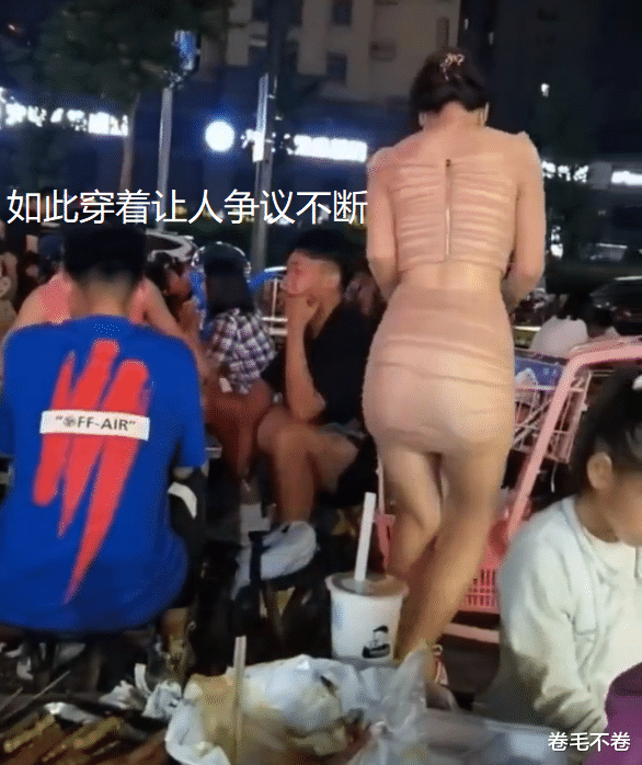 女子穿漏腰包臀裙当服务员,推着车到处晃,网友:穿了跟没穿一样