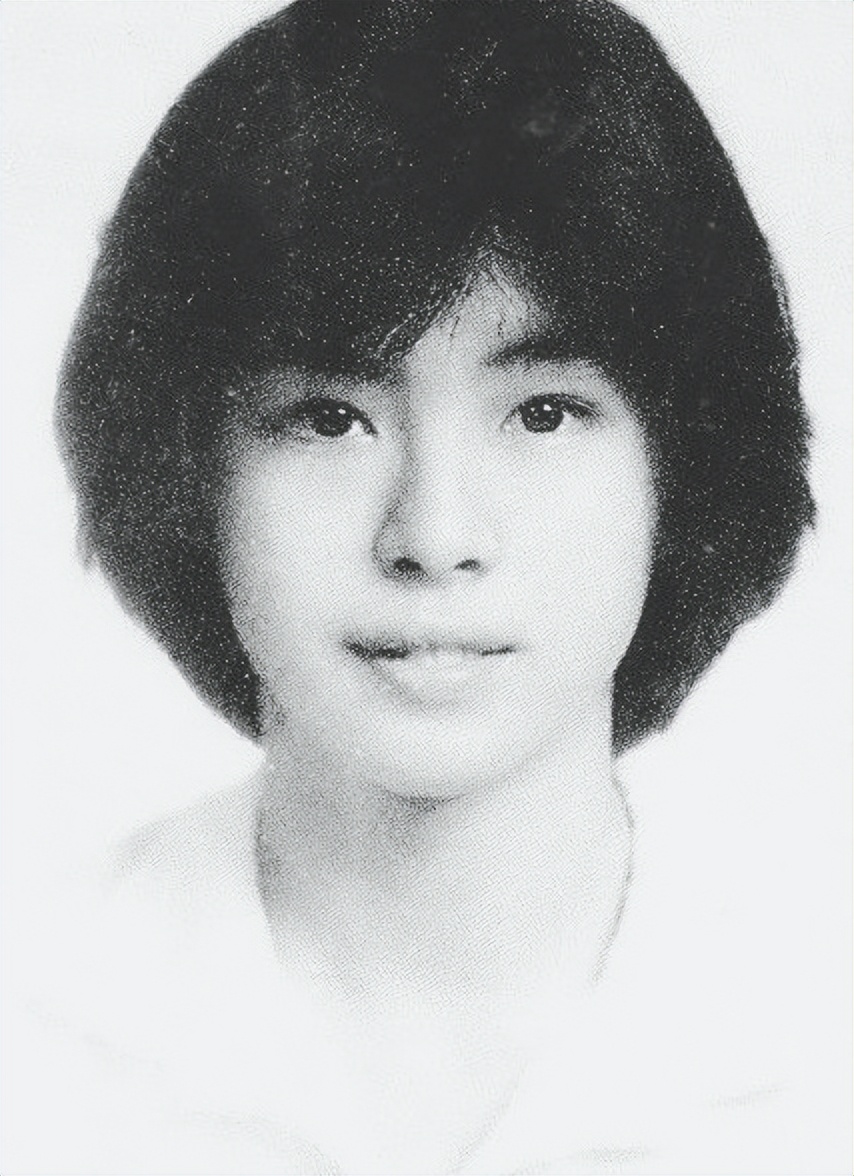 王祖贤|55岁王祖贤佝偻身体在小店吃火锅,吃完用手擦嘴!身材发胖认不出