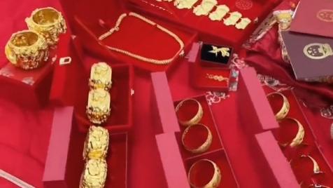 新郎晒豪华彩礼，两本房产证，金手镯摆满床，网友好奇新娘长啥样