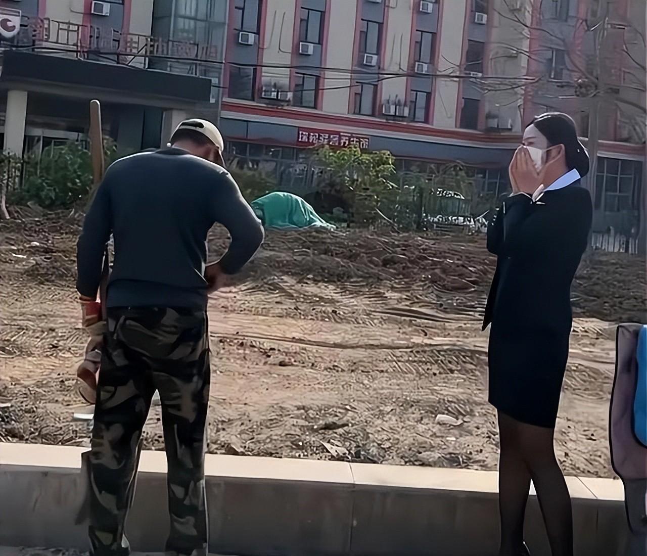 山东女子做好人好事,给工地大哥送水,大哥尴尬模样引热议