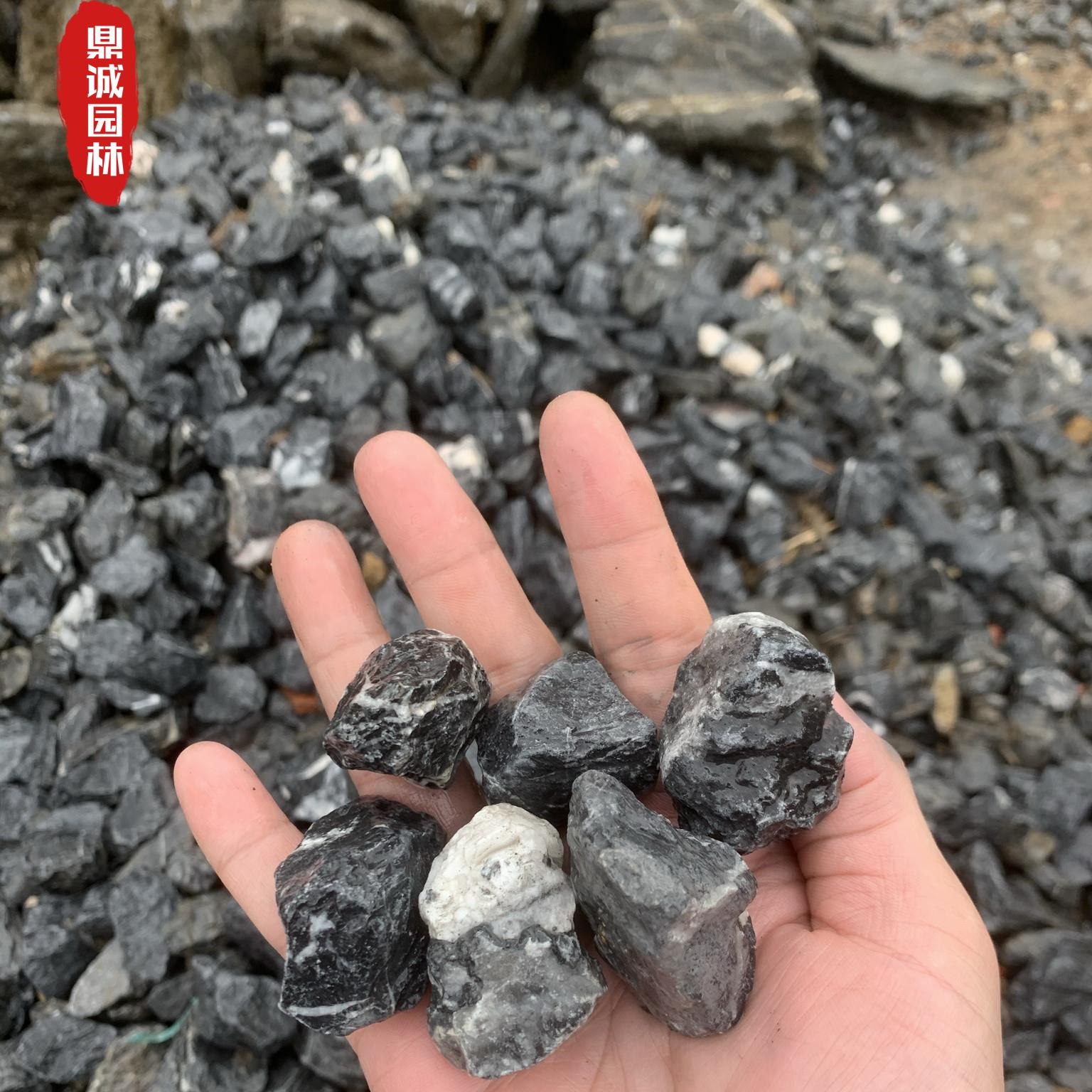 |砾石是我们常用的庭院铺路造景的小石头