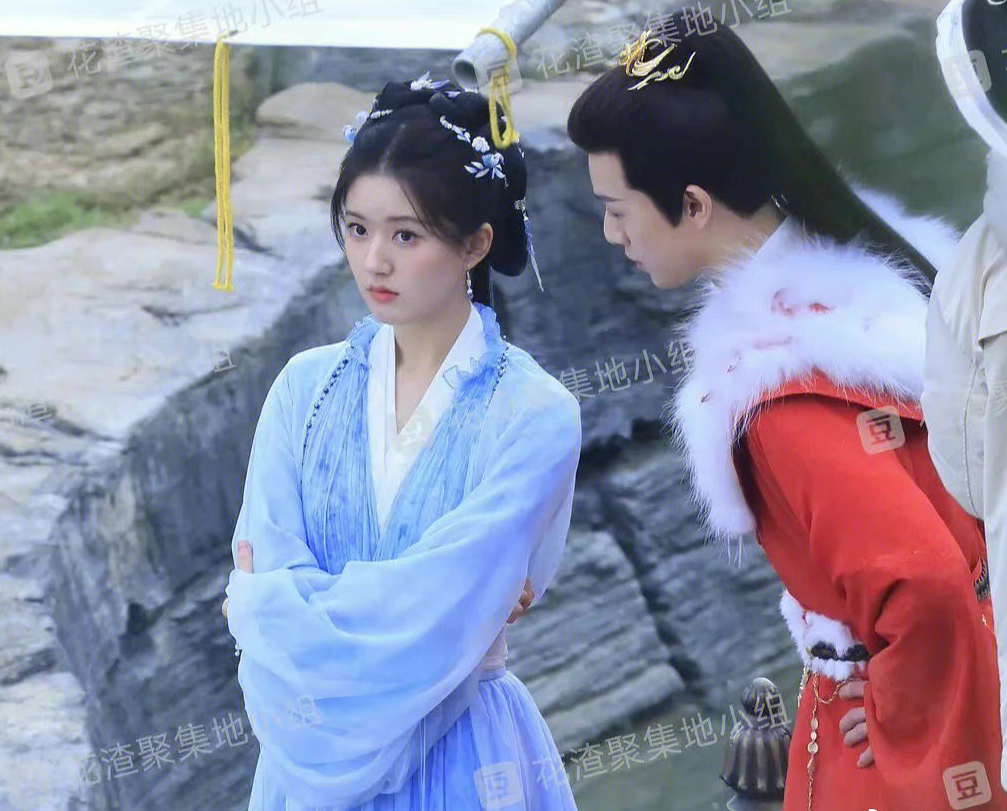 赵露思|《神隐》赵露思粉衣造型好嫩!和李昀锐更有CP感,侧颜像极白鹿!