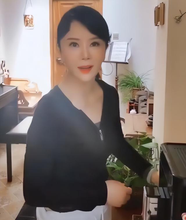 牛莉|50多岁的年纪18岁的身材！牛莉、闫妮、许晴等女星，做到了逆生长