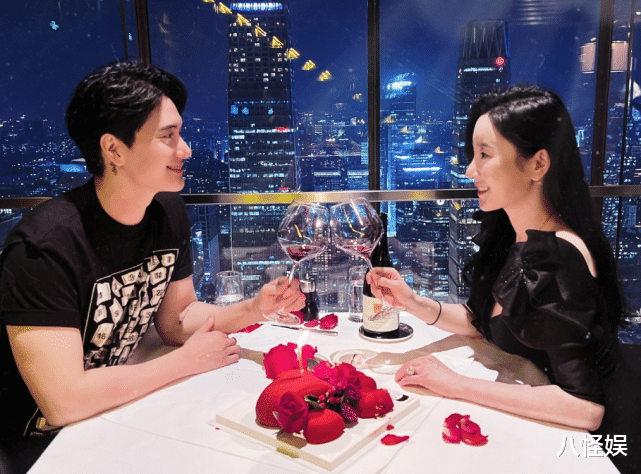 张檬|张檬金恩圣婚礼现场照曝光,俩人甜蜜亲吻,韩国婆婆开视频送祝福