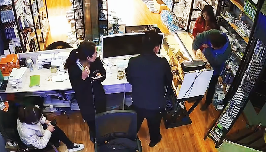 贴膜|女子去手机店贴膜，误将手机放进鱼缸