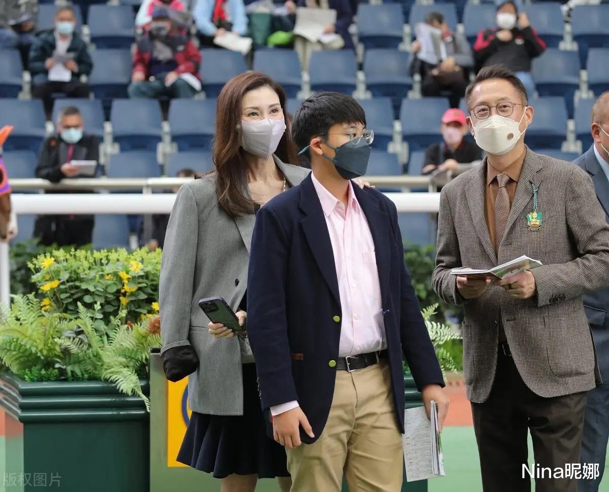 李嘉欣|李嘉欣带儿子看赛马,零下温度穿短裙瘦到皮包骨,12岁儿子肚子圆滚滚好油腻
