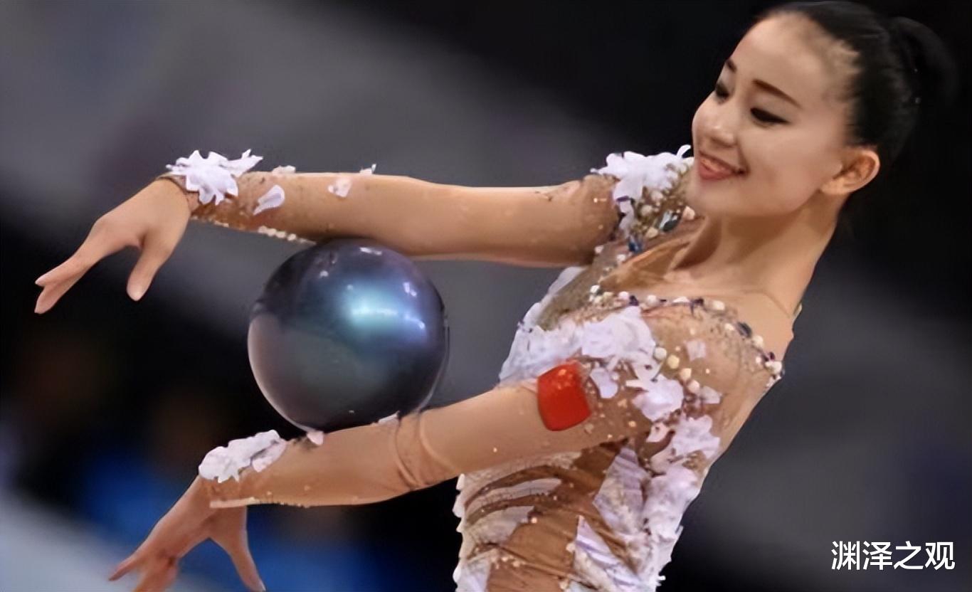 冯晓琴|她靠一张挺胸照走红，却发育过快被迫退役，拒绝进娱乐圈去做教练